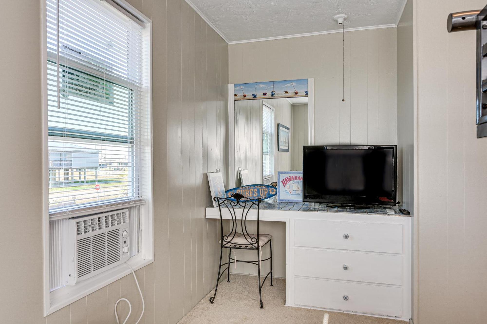 Second-row Surfside House Newly Renovated! Ferienhaus *